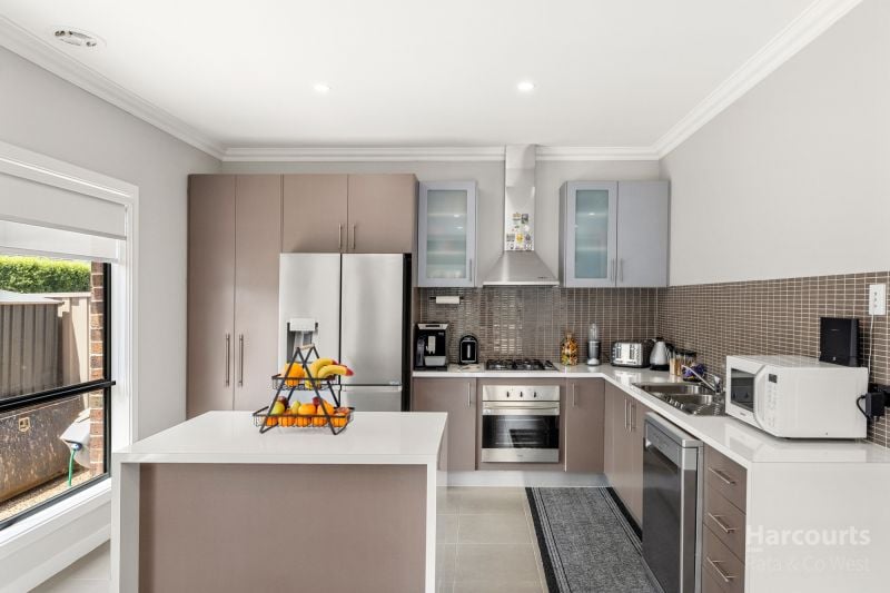 8 Mount Way, Caroline Springs