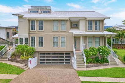 SUPER CENTRAL WITH BEAUTIFUL PRESENTATION - FULLY FURNISHED!