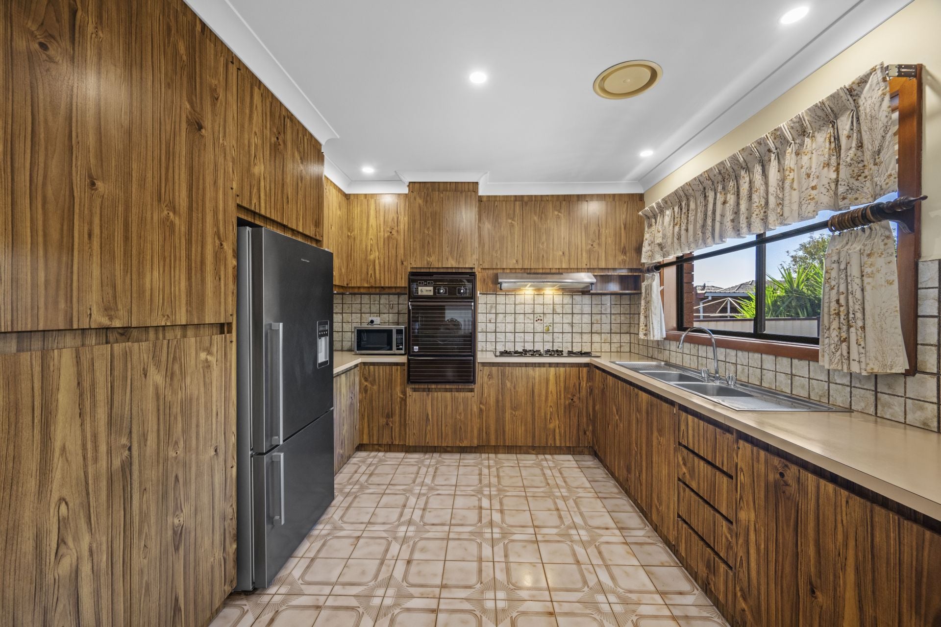 Quality Elevated Solid Home – Close To Everything