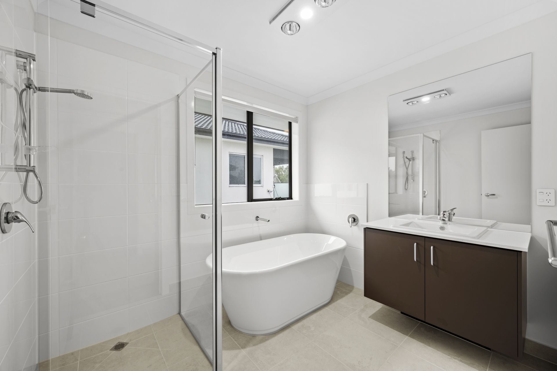 CONTEMPORARY COMFORT MEETS CONVENIENCE
