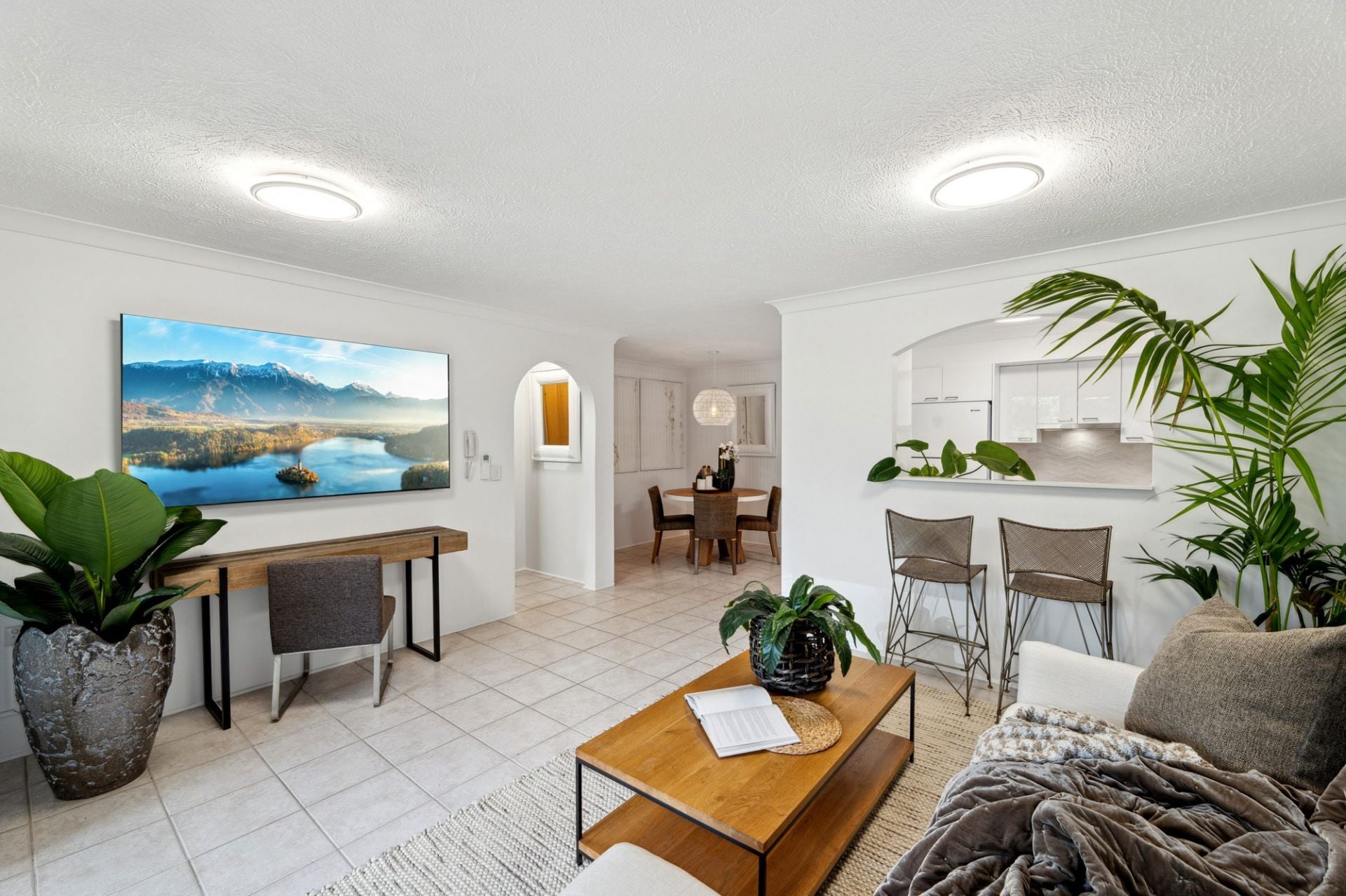 2/18 First Avenue, Broadbeach - Thumbnail 2