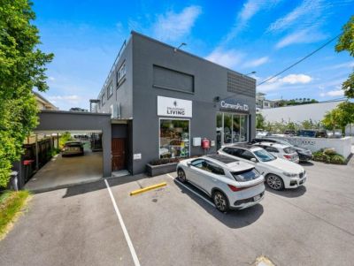 NEWSTEAD STYLE AT AN UNBEATBLE PRICE - ALL OFFERS CONSIDERED!