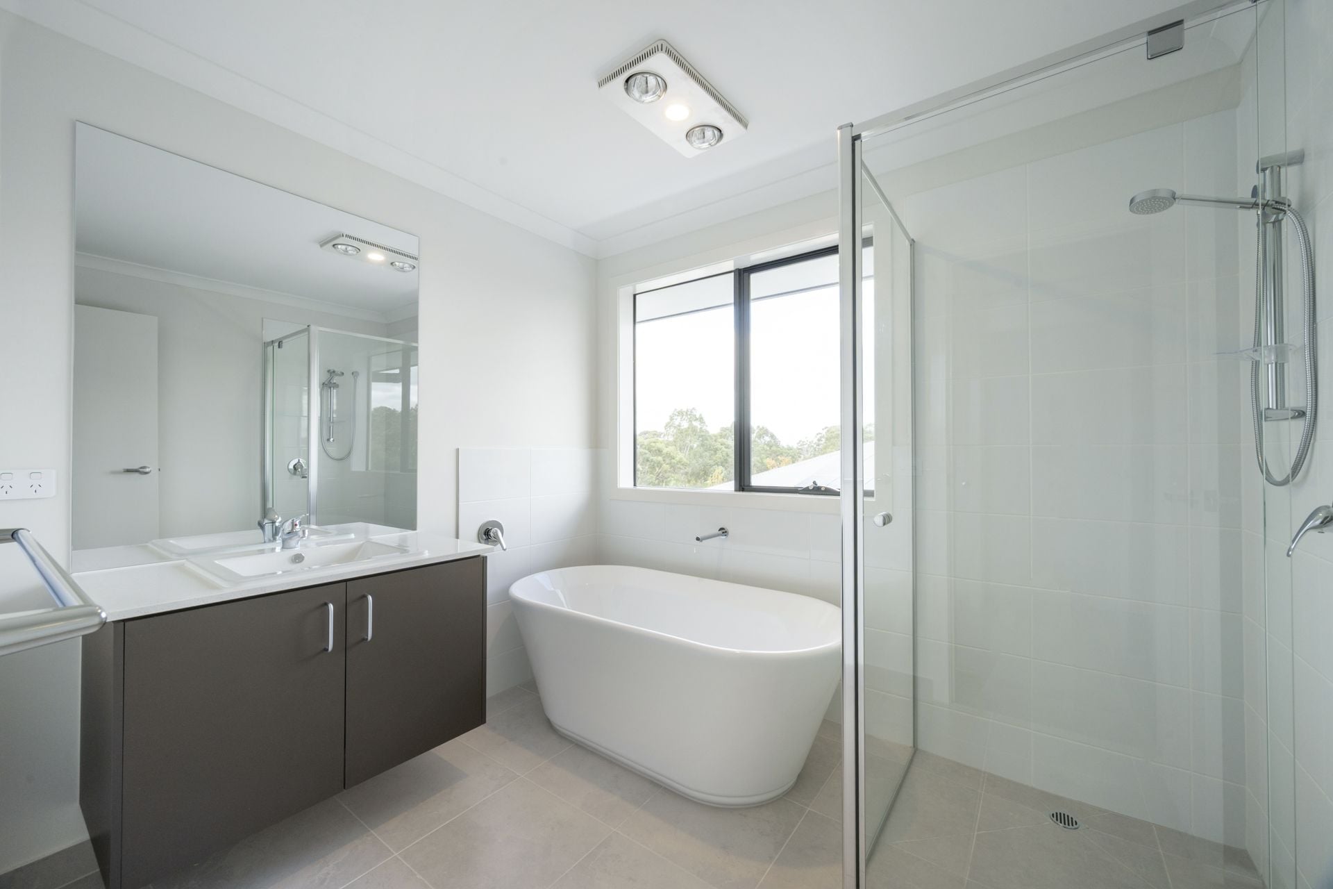 CONTEMPORARY COMFORT MEETS CONVENIENCE