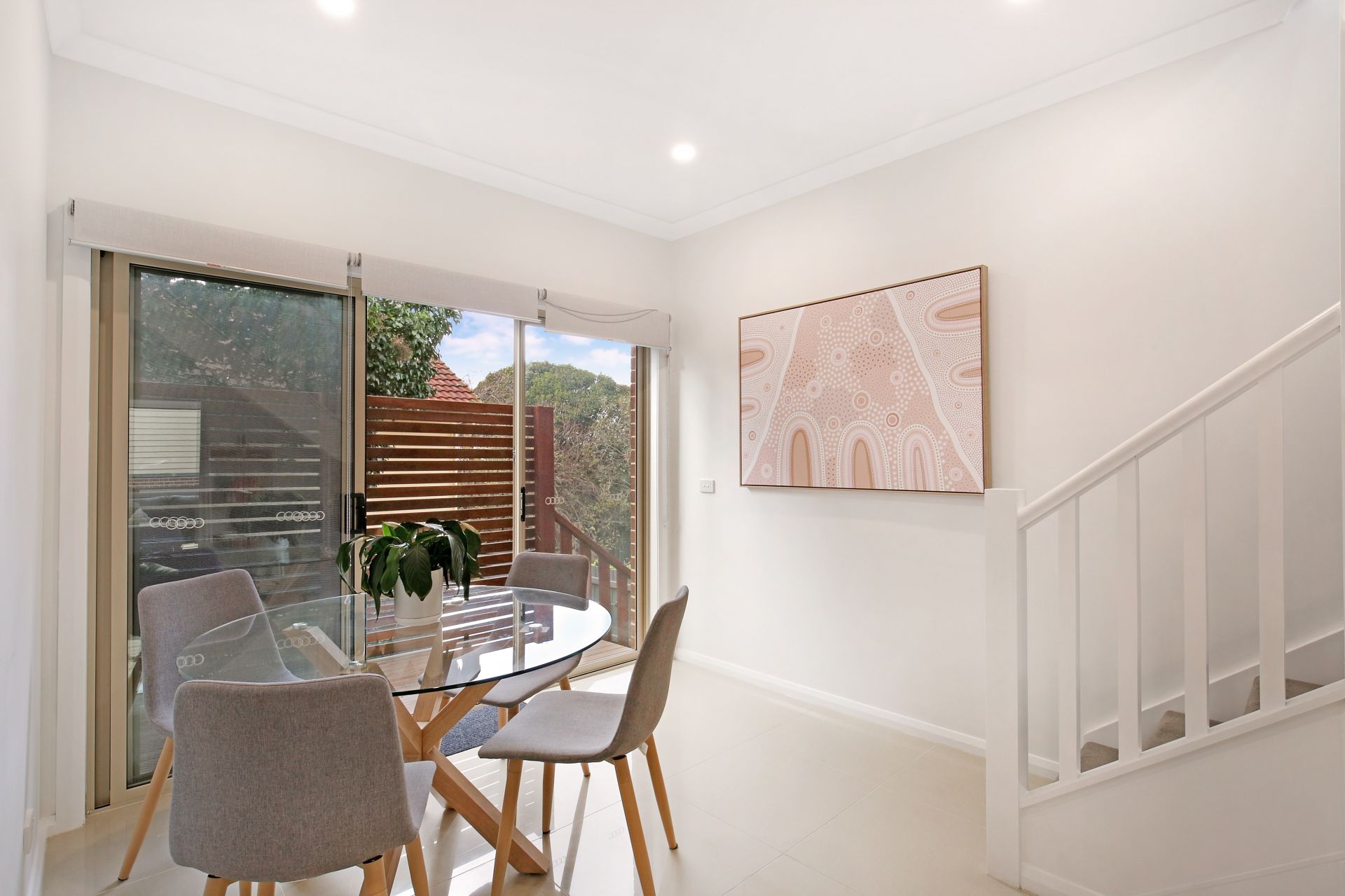 **Modern Townhouse in Great Location**