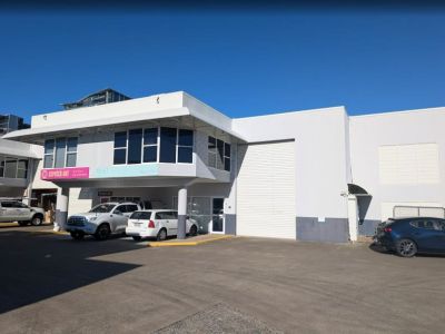 TIDY OFFICE/WAREHOUSE UNIT IN RARE COMPLEX!