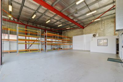 HIGHLY EXPOSED OFFICE / WAREHOUSE ALONG STANLEY STREET!