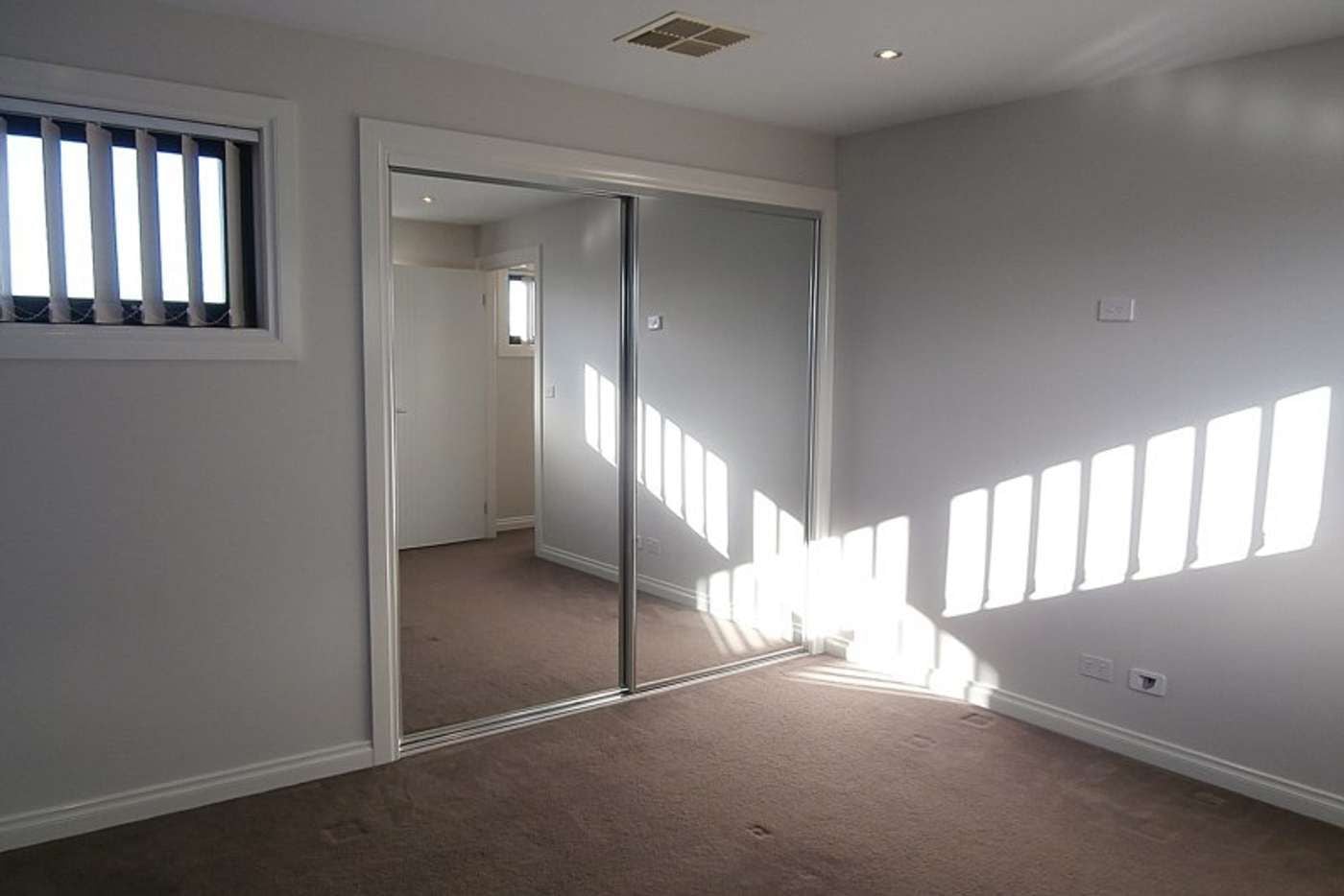 MODERN 2 BEDROOM TOWNHOUSE