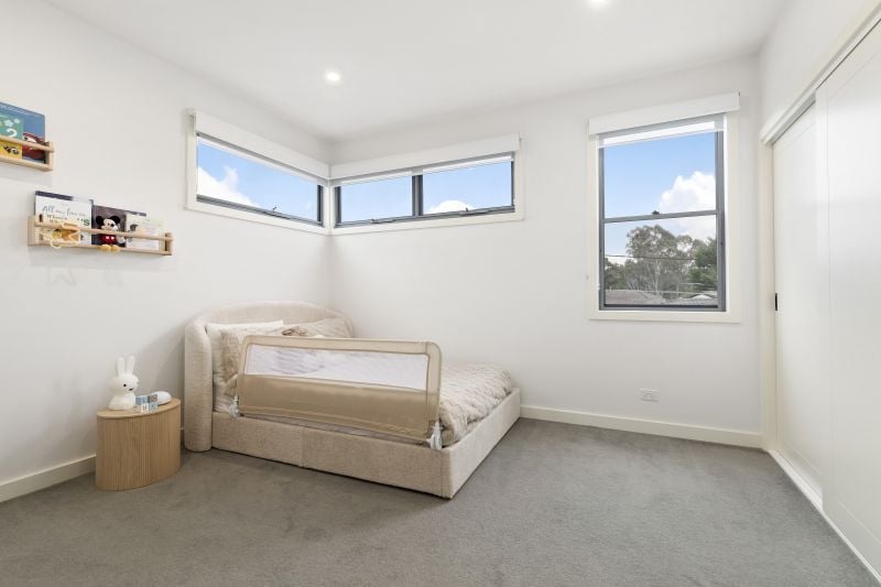 8A Burns Grove, Kingsbury