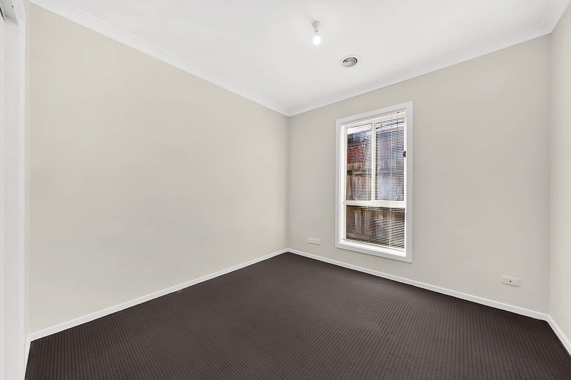 MODERN 3 BEDROOM HOME IN AURORA ESTATE..