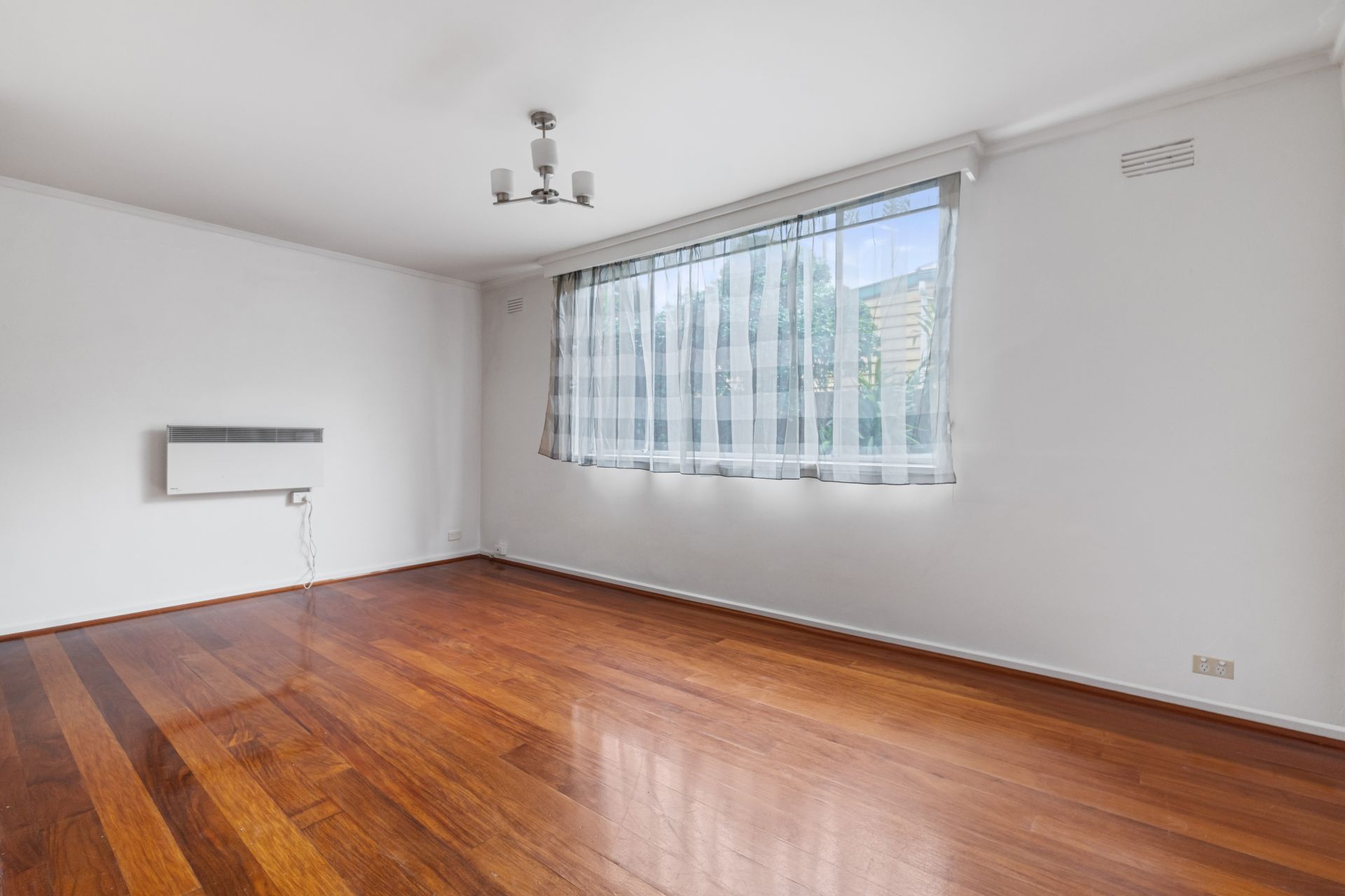 Stylish, Sunlit 1 bedroom Unit Offering Comfort & Convenience