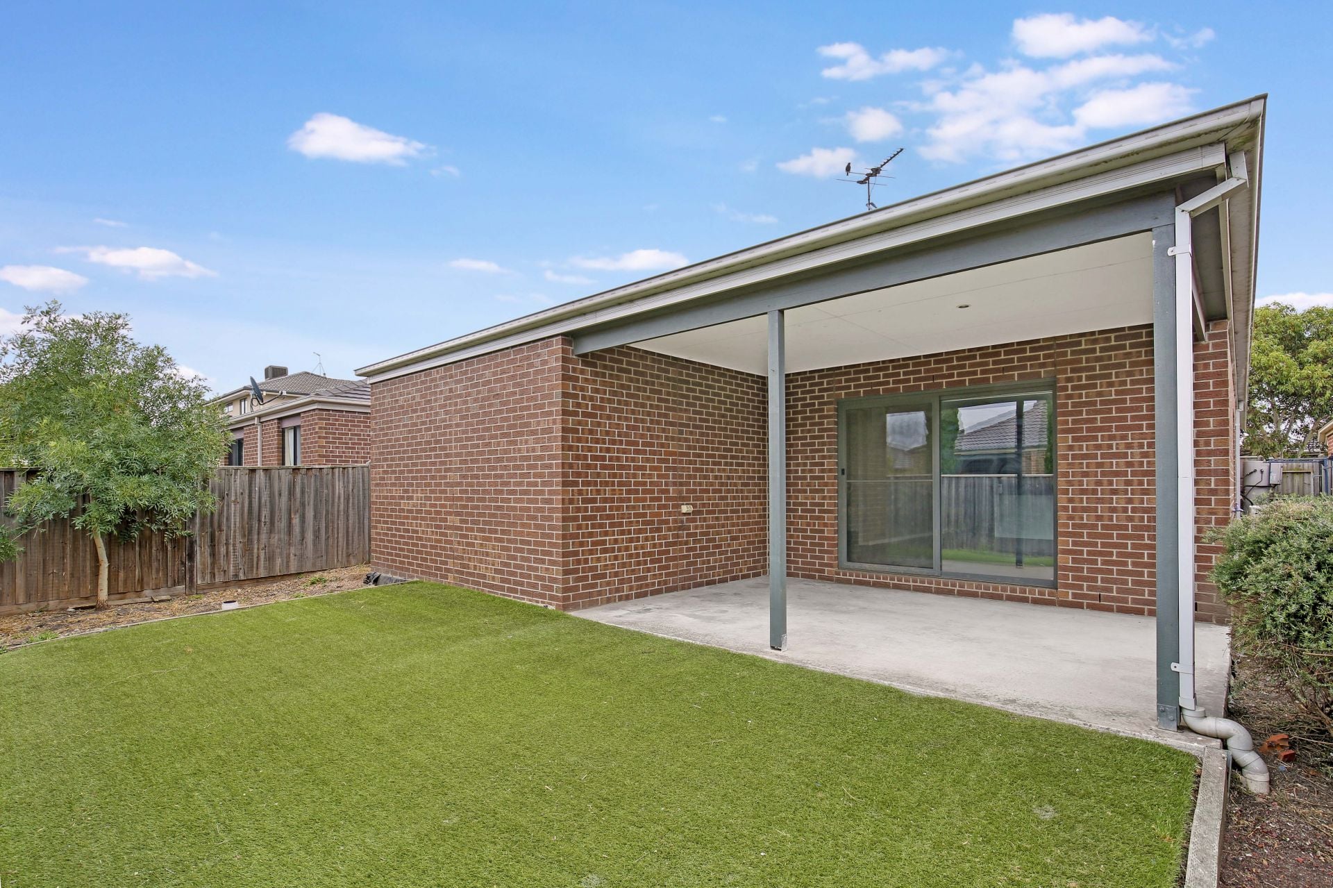 INVITING & MODERN 4 BEDROOM FAMILY HOME