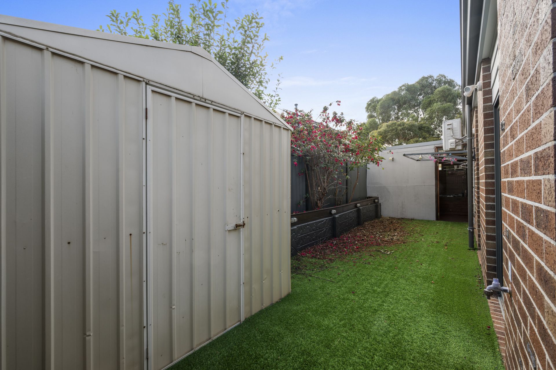 SPACIOUS HOME WITH PERGOLA, BBQ & SPA
