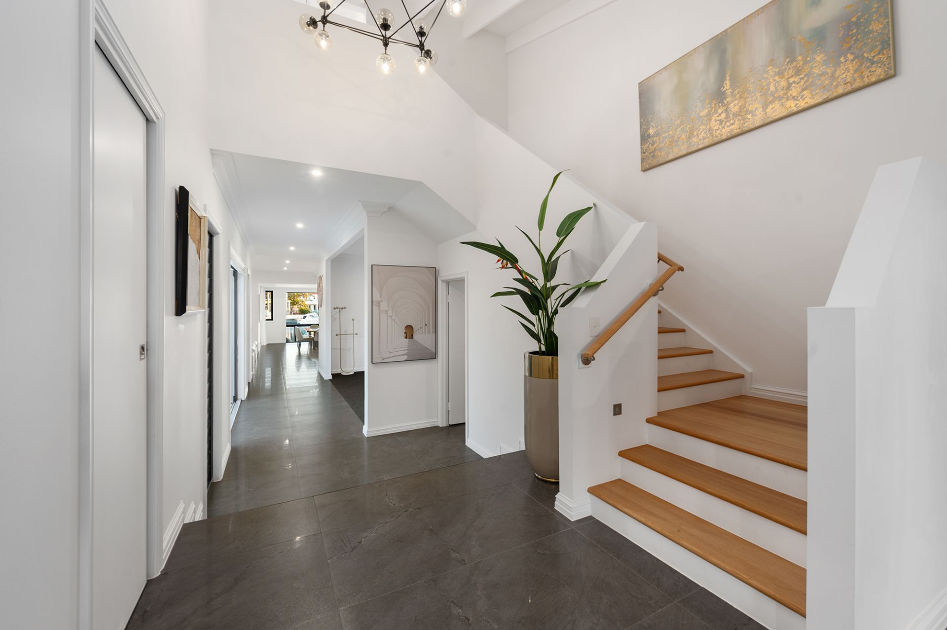 2 Queen Guineveres Place, Sovereign Islands - Thumbnail 7
