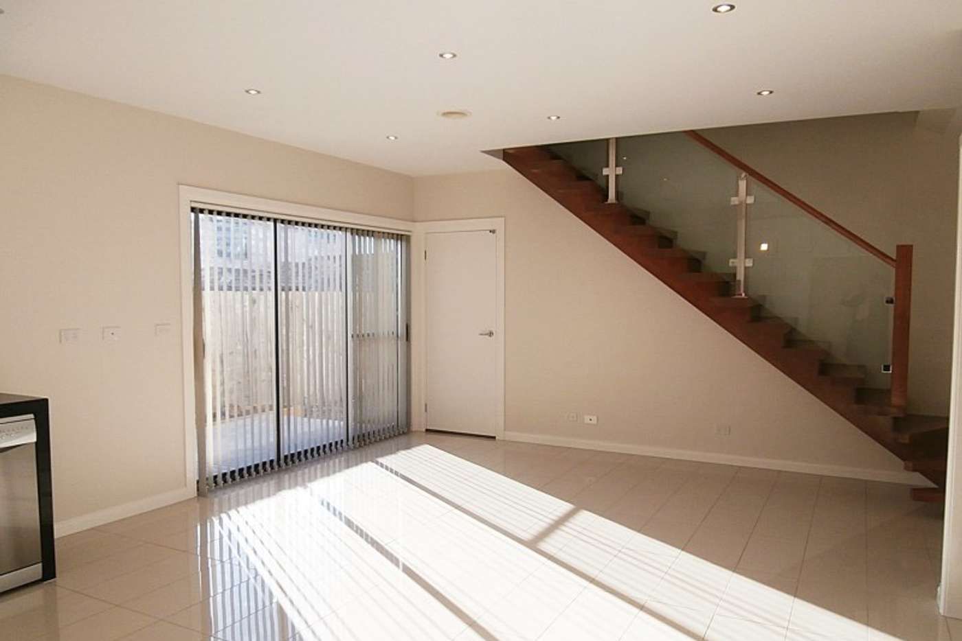 MODERN 2 BEDROOM TOWNHOUSE