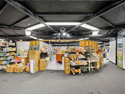 HIGHLY EXPOSED OFFICE/RETAIL/MEDICAL WITH 12 CAR PARKS!