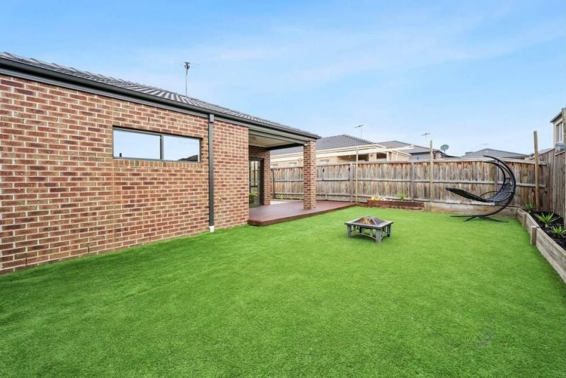 24 Yellow Brick Road, Doreen