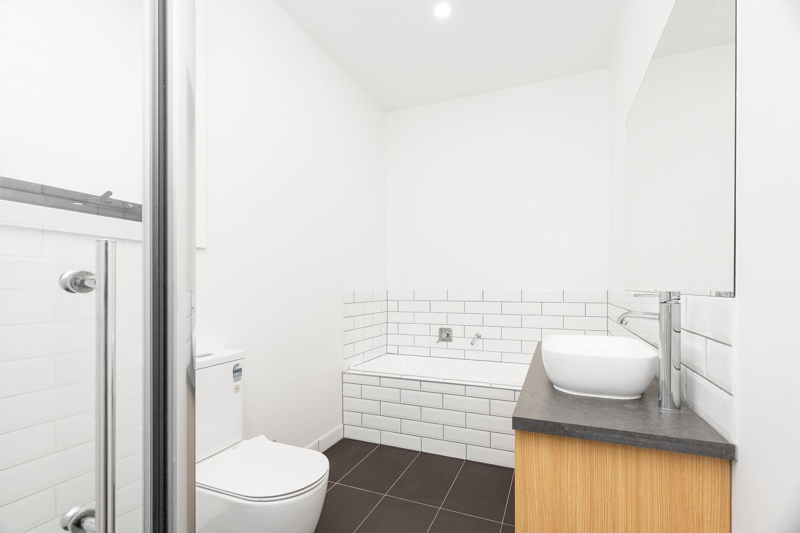 PRIME LOCATION - MODERN 3-BEDROOM TOWNHOUSE