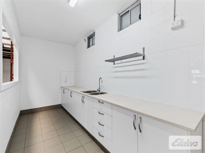 STANDALONE WAREHOUSE WITH 10 CAR PARKS!