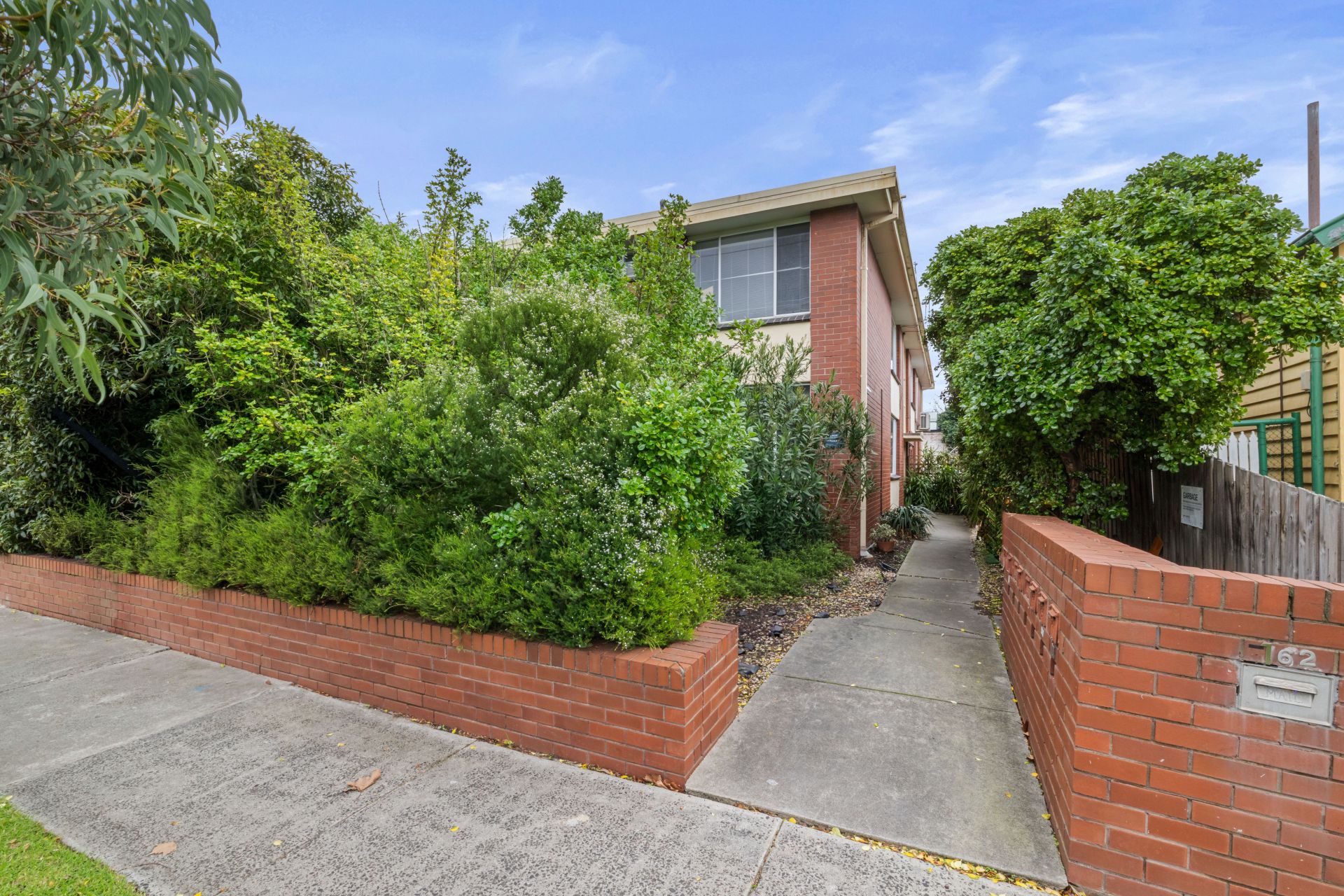 Stylish, Sunlit 1 bedroom Unit Offering Comfort & Convenience