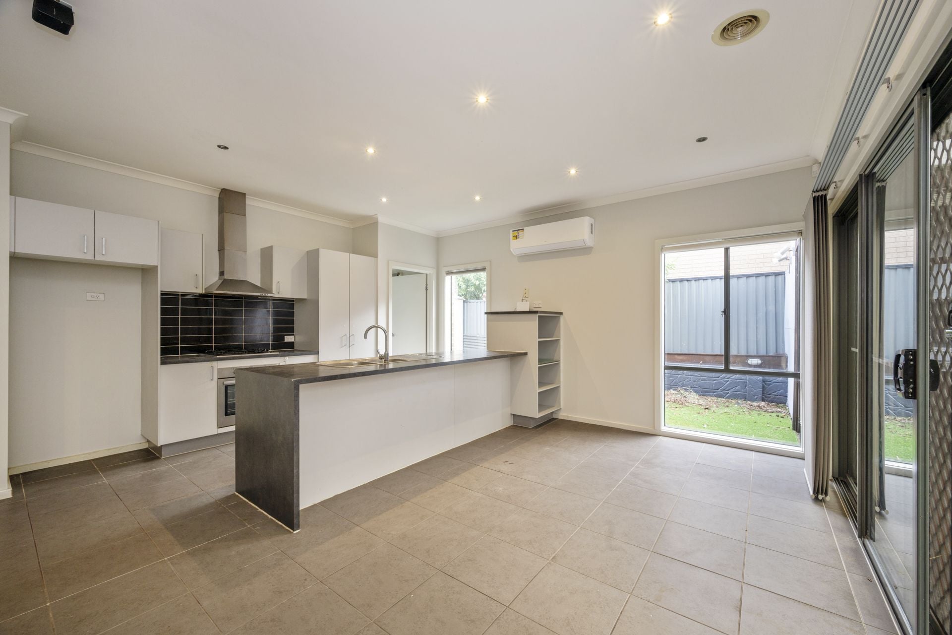 SPACIOUS HOME WITH PERGOLA, BBQ & SPA