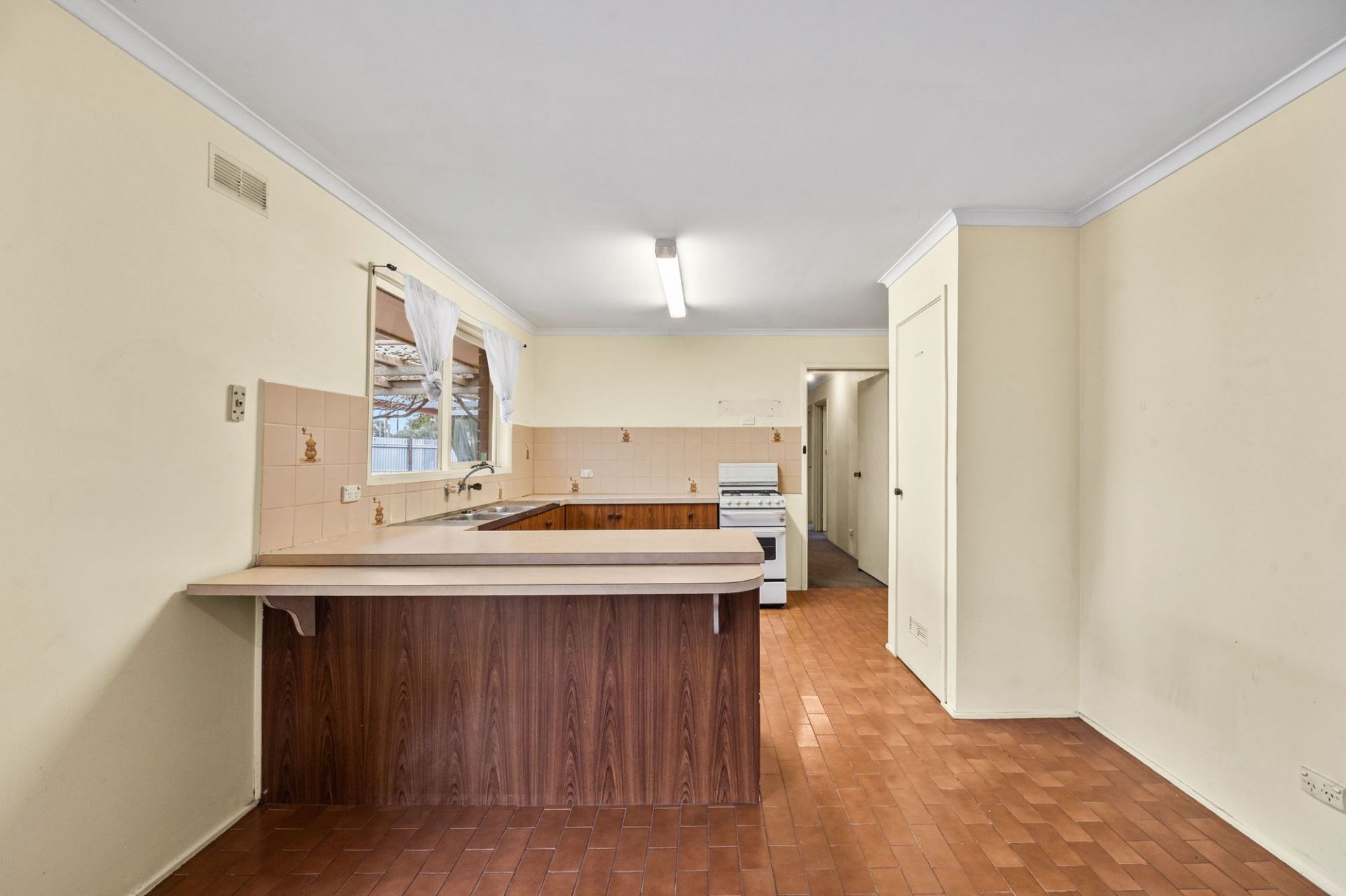 PRIME OPPORTUNITY OPPOSITE CRAIGIEBURN TRAIN STATION - 991m2  (approx) OF ENDLESS POTENTIAL
