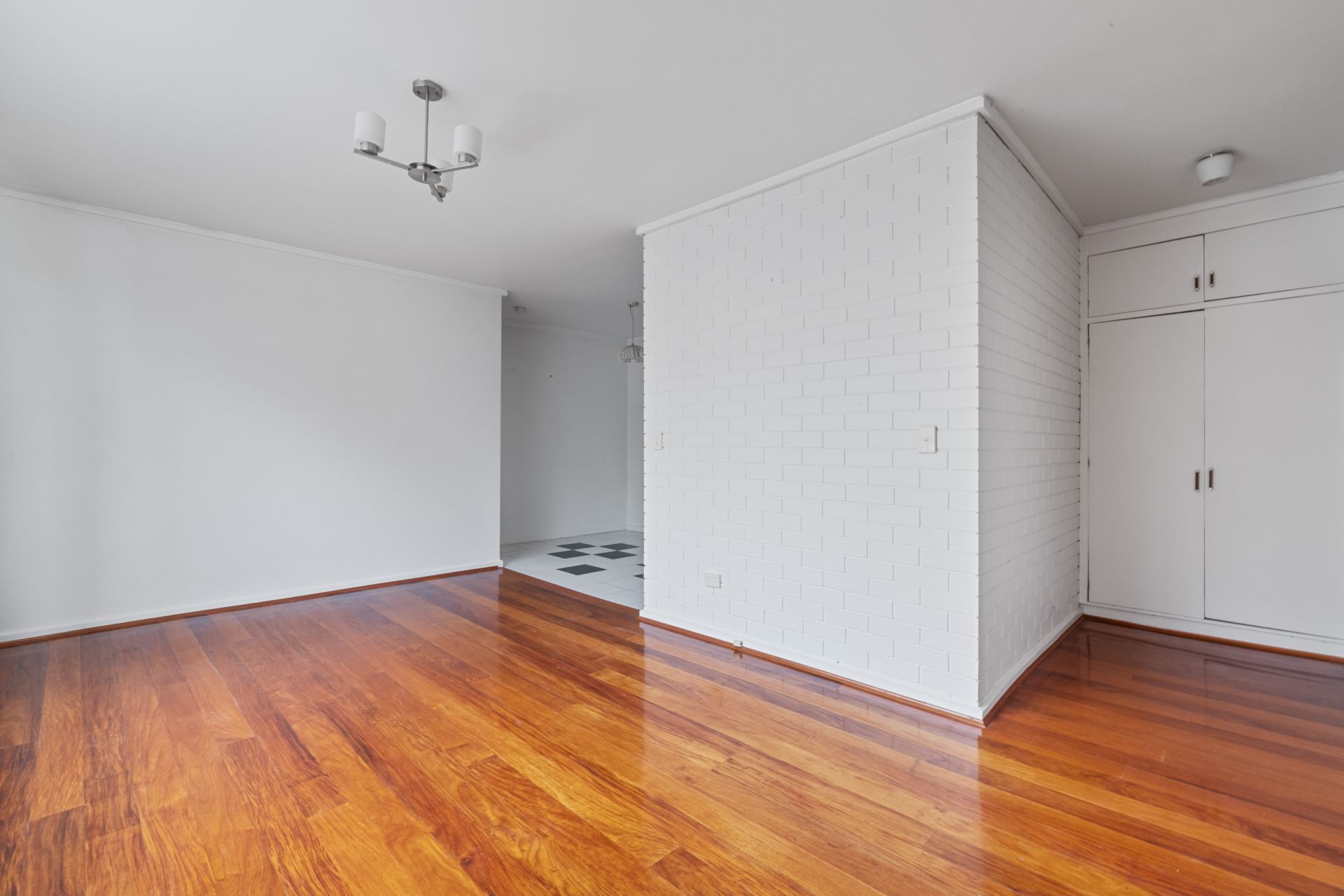 Stylish, Sunlit 1 bedroom Unit Offering Comfort & Convenience
