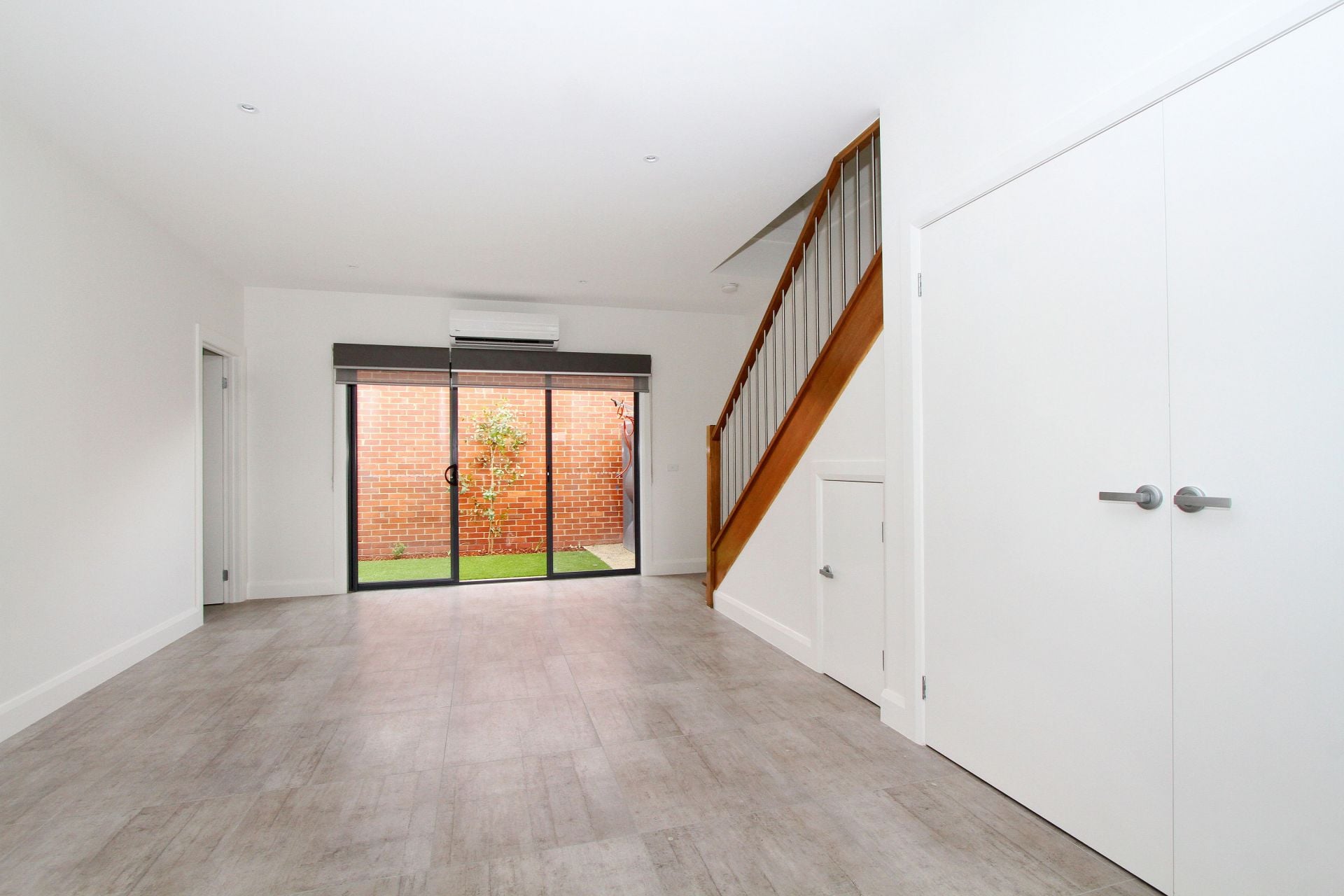 LUXURY TOWNHOUSE, IDEAL LOCATION