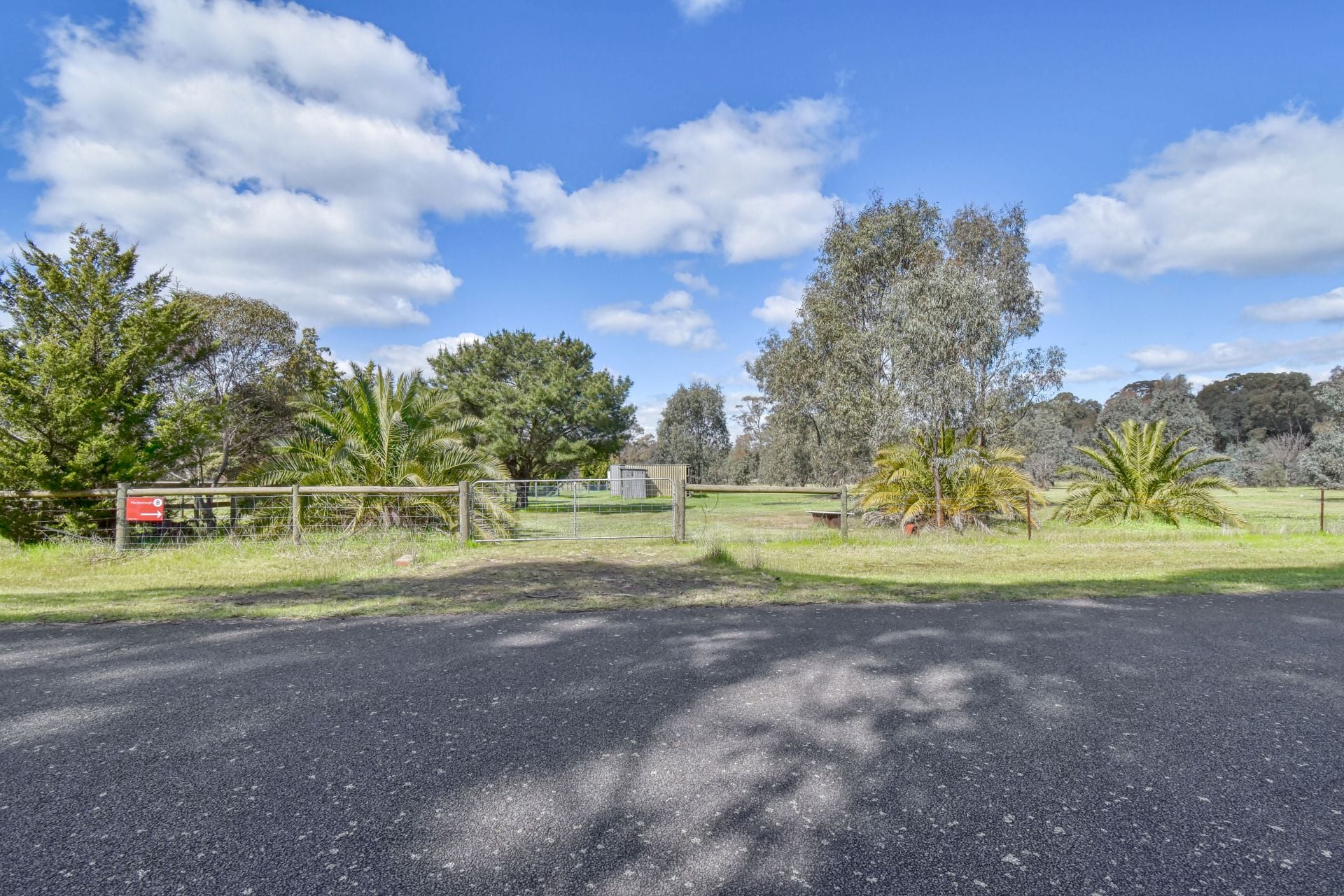 6 Churchill Court, Daisy Hill - Thumbnail 2