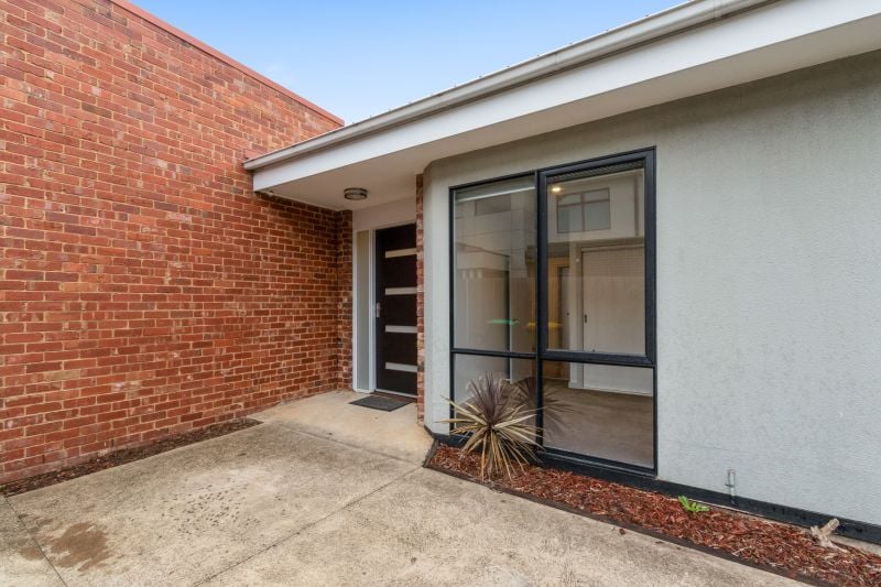 2/4 Boldrewood Parade, Reservoir