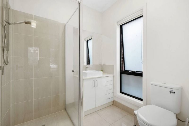 24 Yellow Brick Road, Doreen