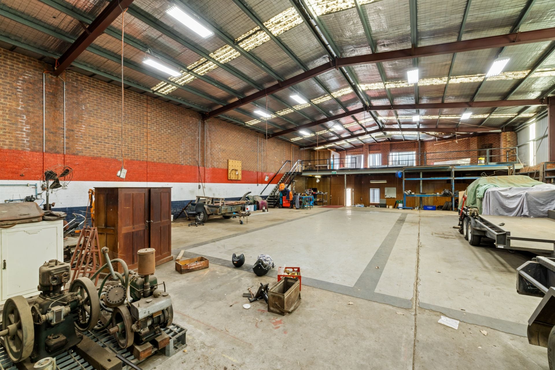 Stand-Alone 556m2 Warehouse Corner Location