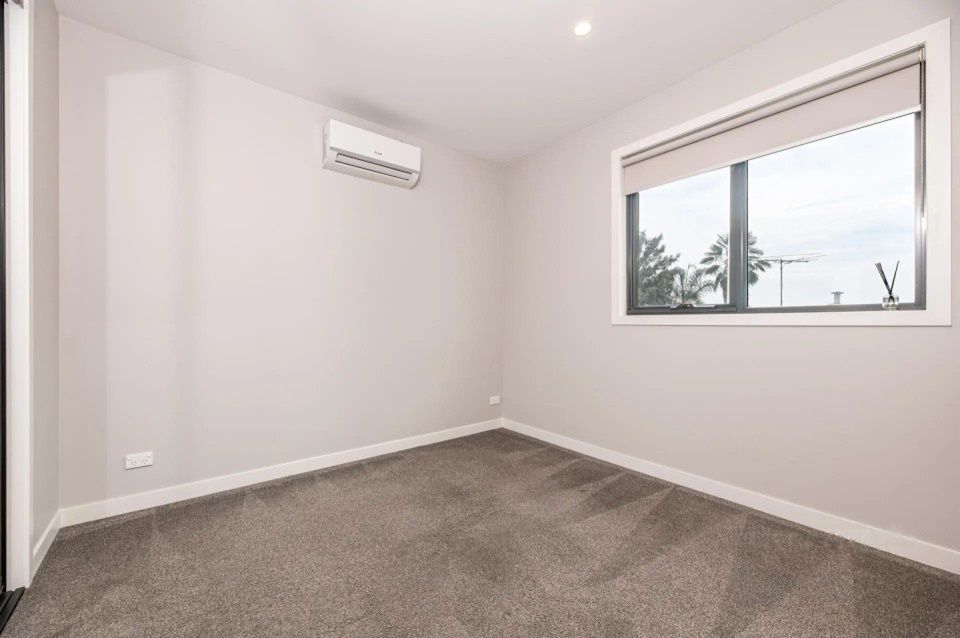 Modern & Low-Maintenance Living in a Prime Hadfield Location