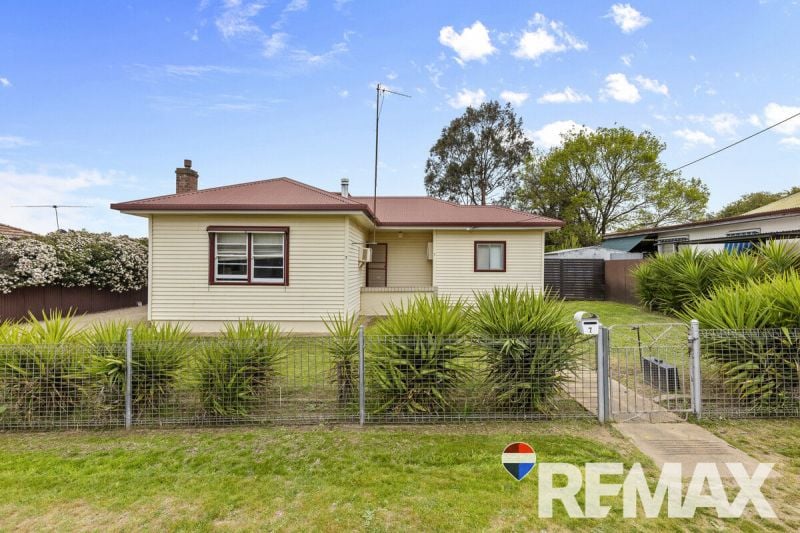 JUNEE 7 Gloucester  Street