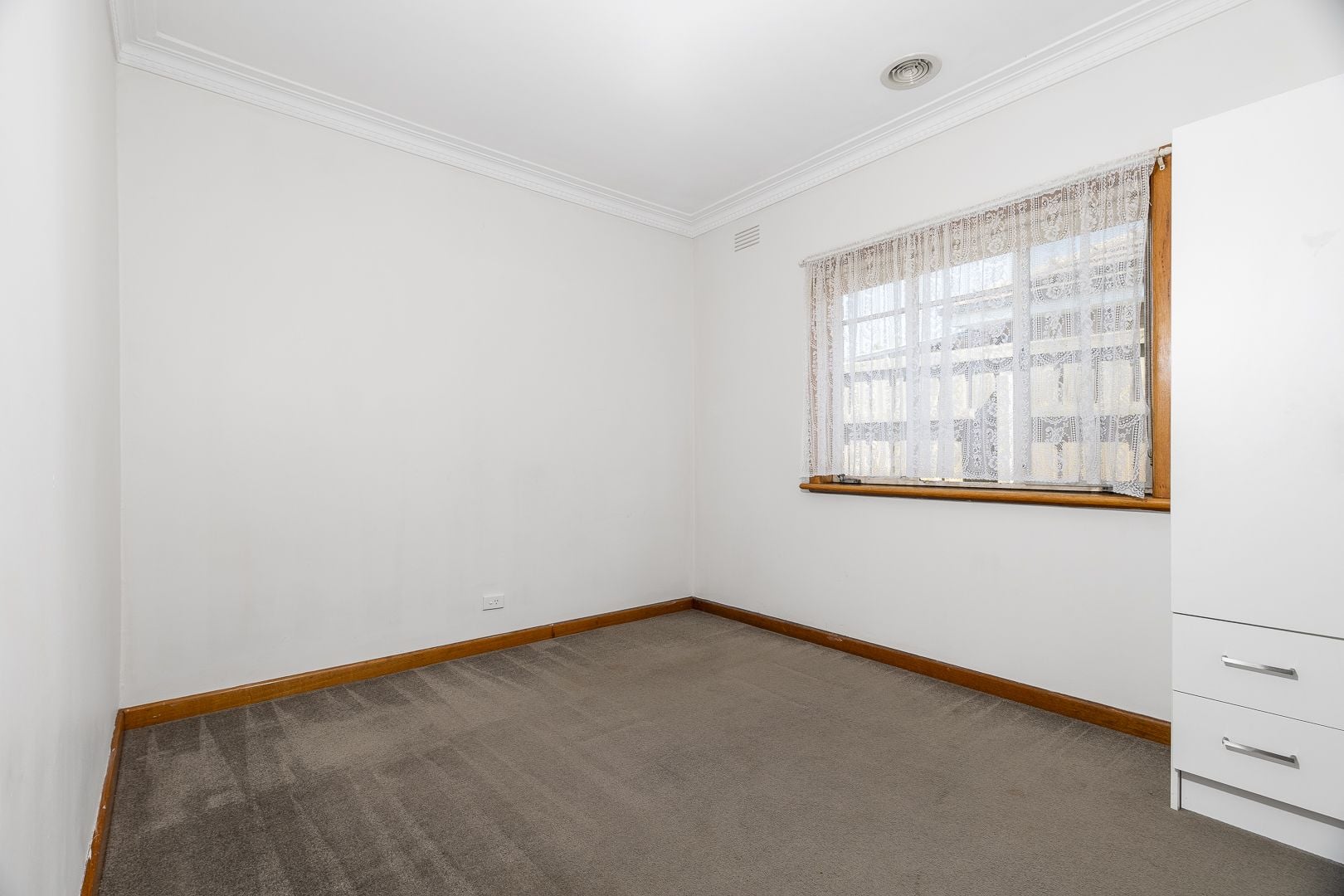 NESTLES CENTRALLY IN THOMASTOWN!