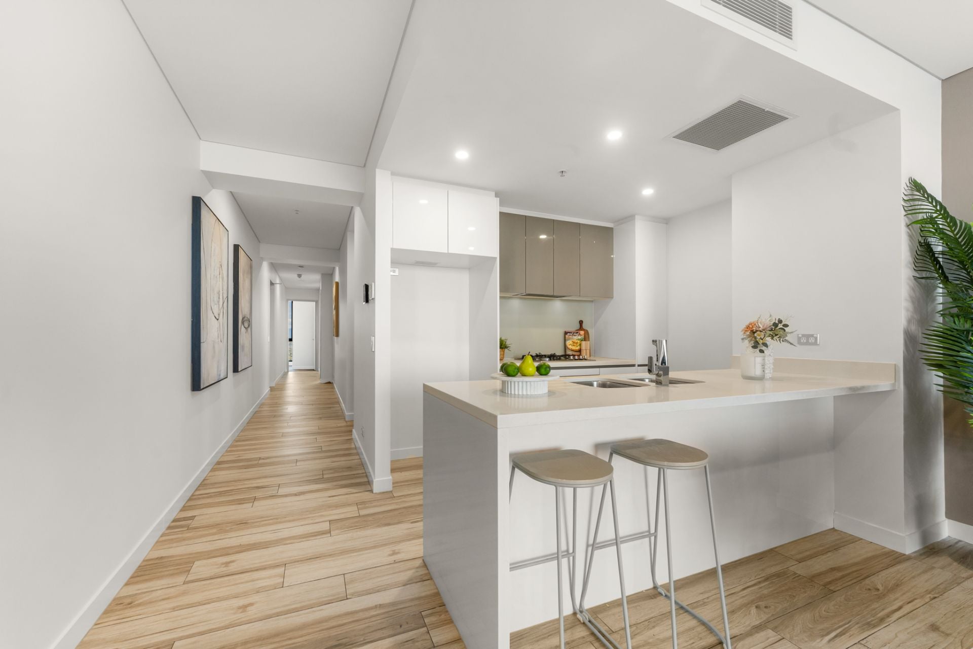 3412/2 Como Crescent, Southport - Thumbnail 2