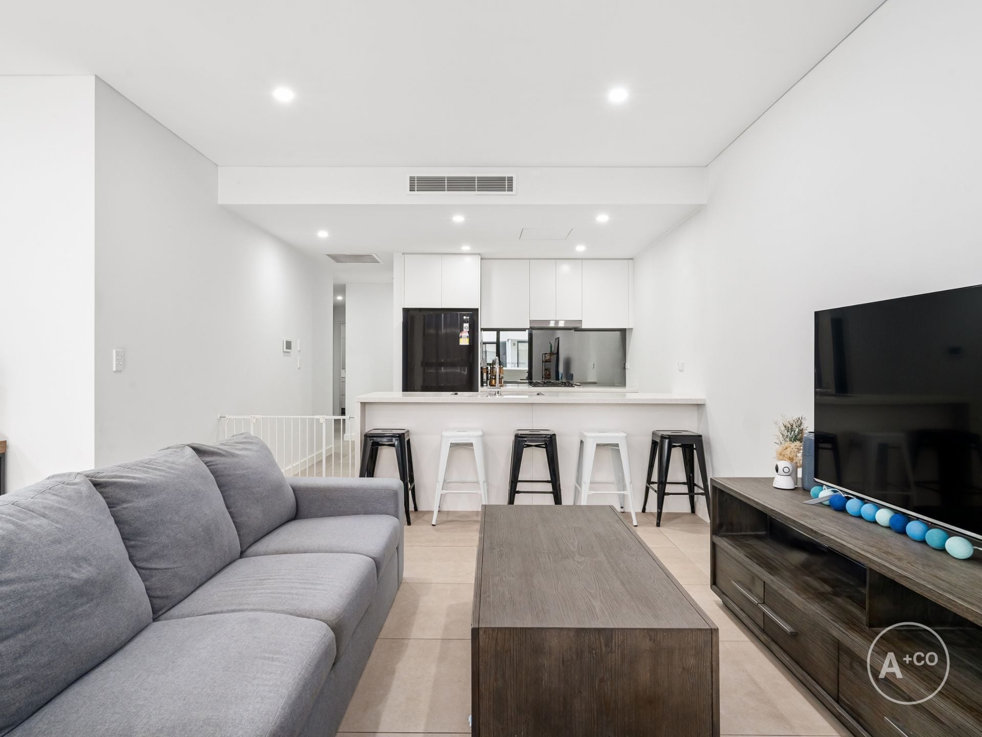 105/2 Saxby Close, Botany, Botany - Thumbnail 2
