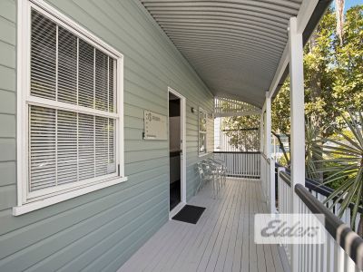 STYLISH WORKERS COTTAGE WITH 6 CARS!