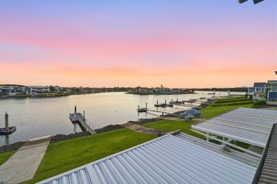Prestige Harbourfront with Pool & Jetty