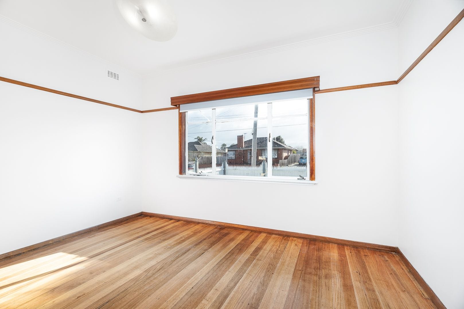 SPACIOUS 3-BEDROOM FAMILY HOME IN PRIME LOCATION