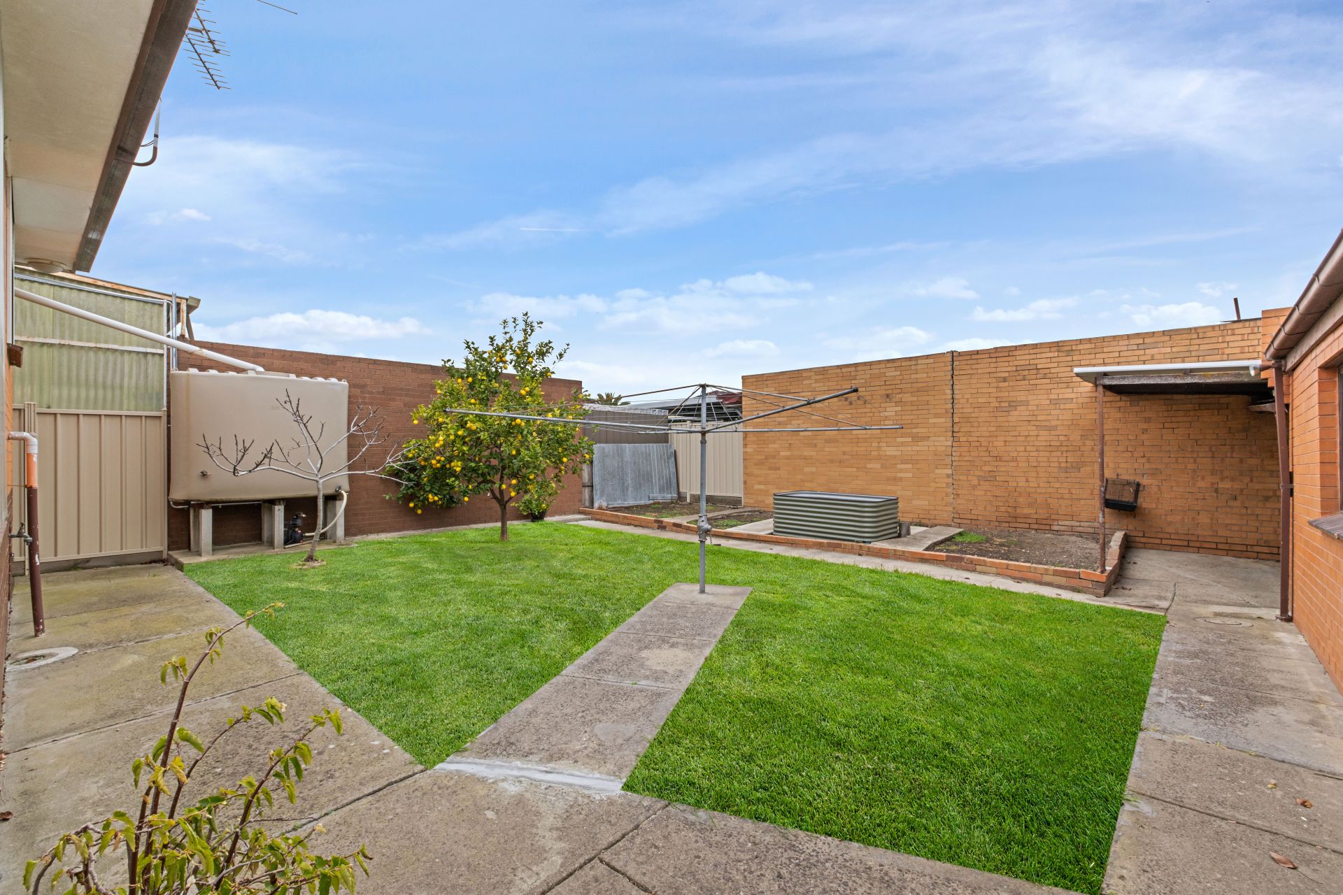 Charming Family Home with Outdoor Extras in Prime Thomastown Location!