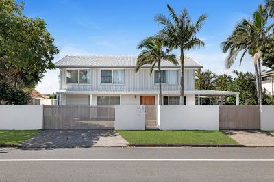North-Facing Waterfront Entertainer on 809m² Block