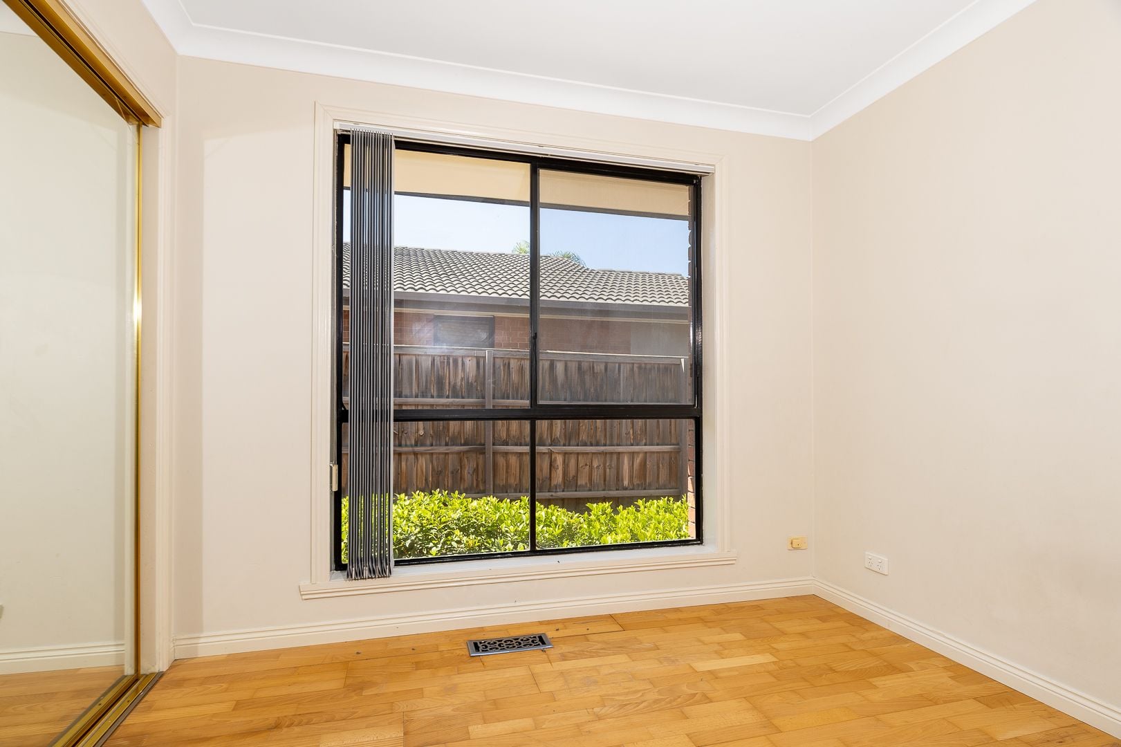 LOCATED CLOSE TO THOMASTOWN STATION