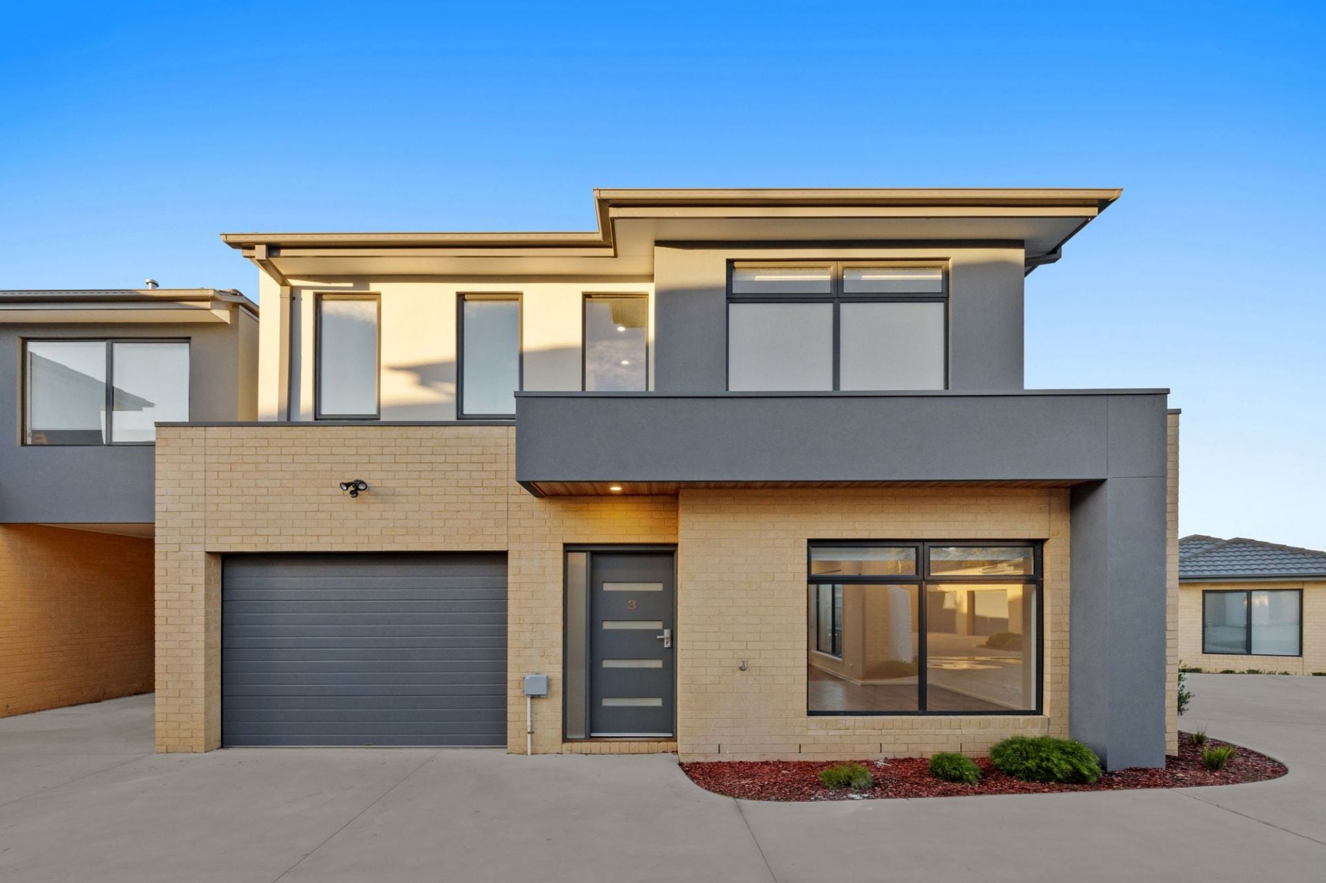 STYLISH 2 BEDDER WITH OPEN STUDY & 2 BATHROOMS