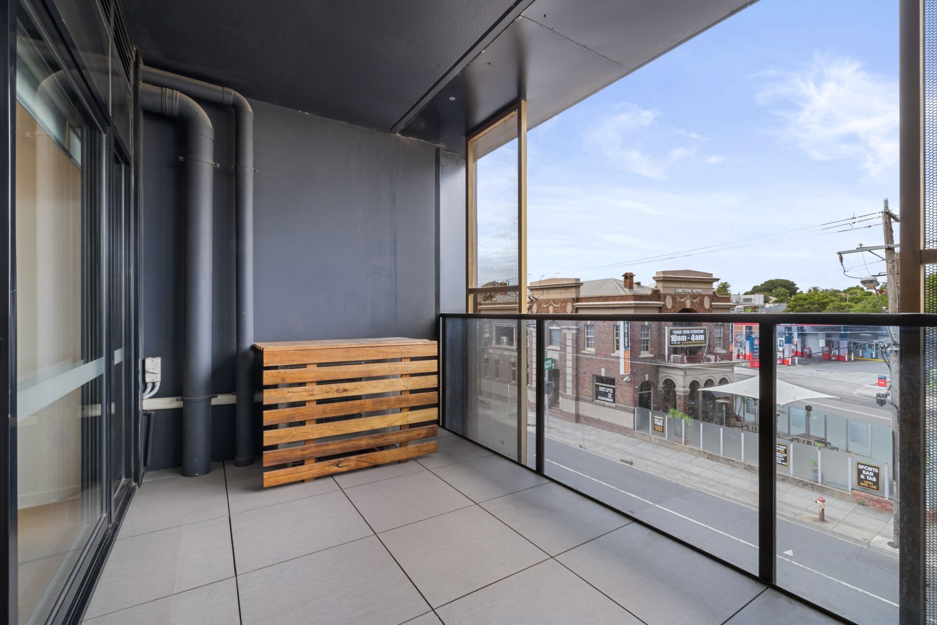 Stylish Two-Bedroom Apartment on the Thornbury Fringe