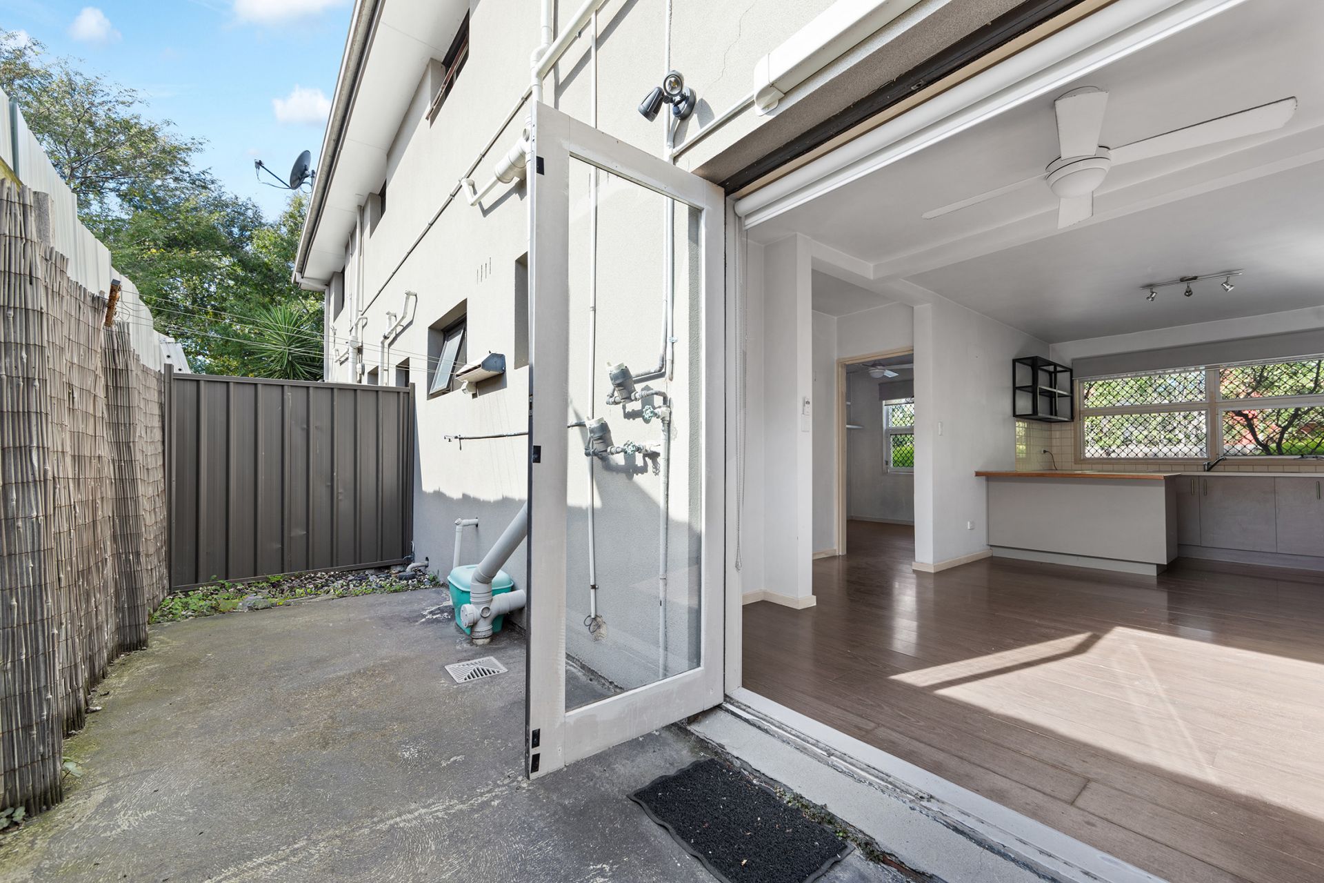 2/114 Commercial Road
