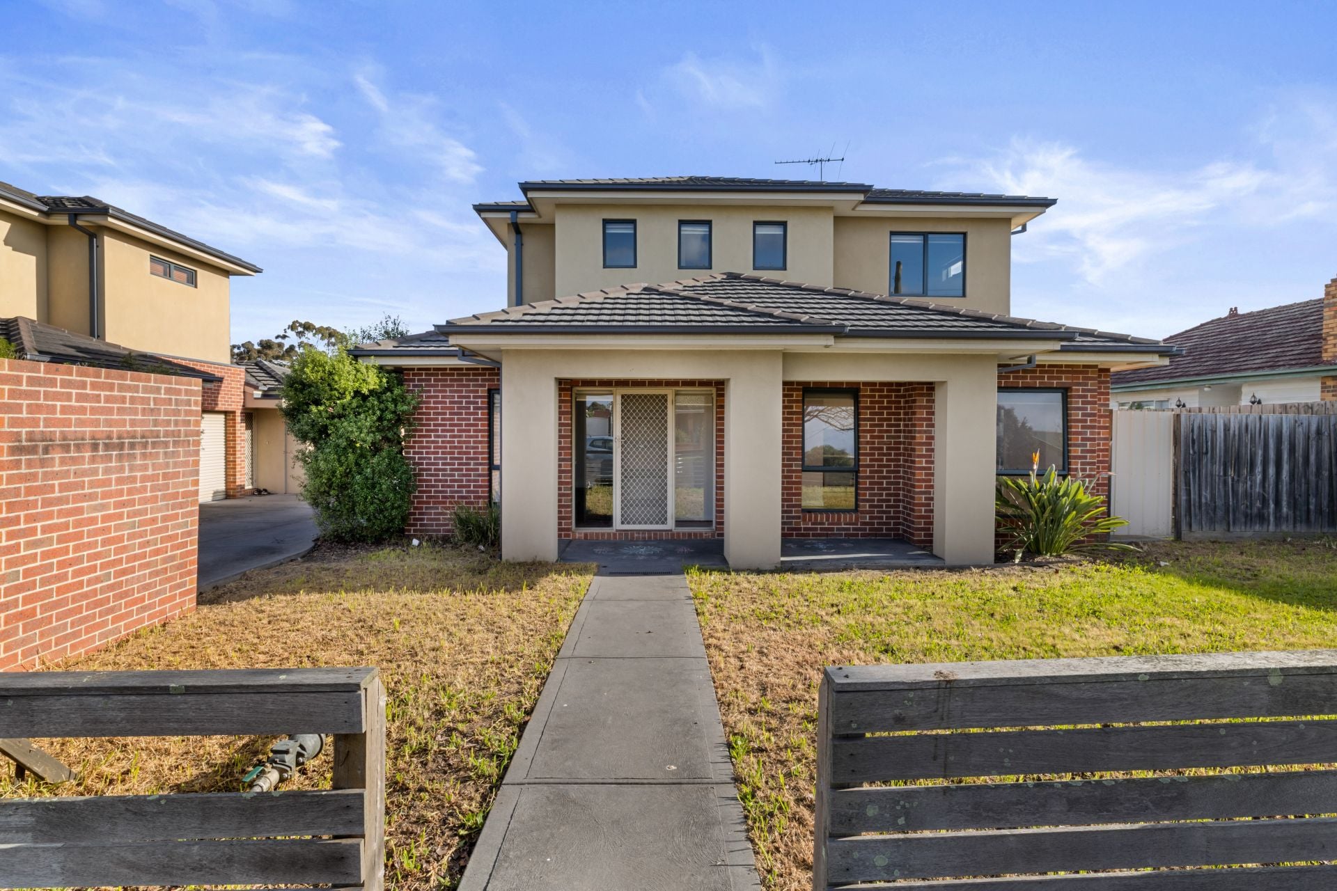 Stylish Townhouse Offering Convenience and Comfort