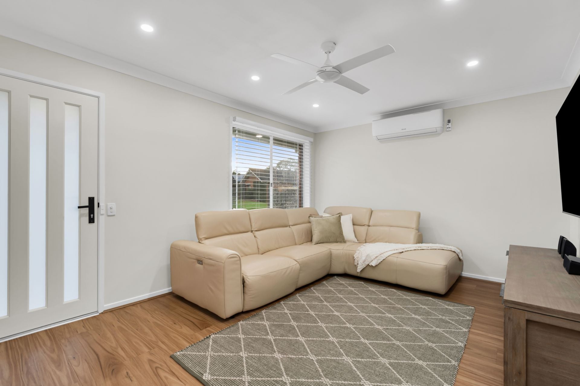12 Harwood Place, St Helens Park, St Helens Park - Thumbnail 4