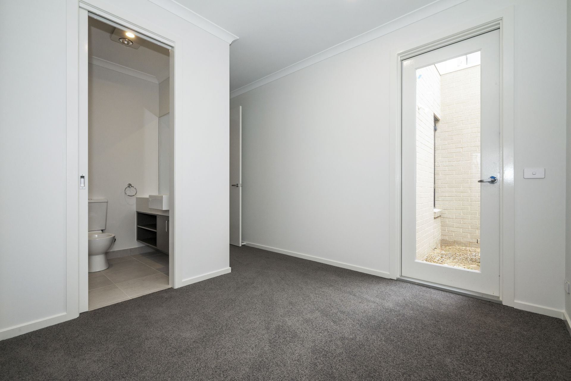 CONTEMPORARY COMFORT MEETS CONVENIENCE