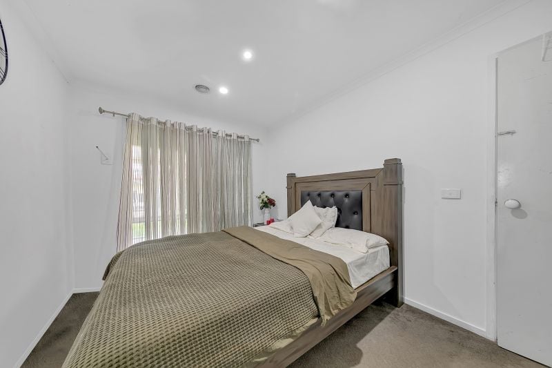 16 Sommeville Drive, Roxburgh Park