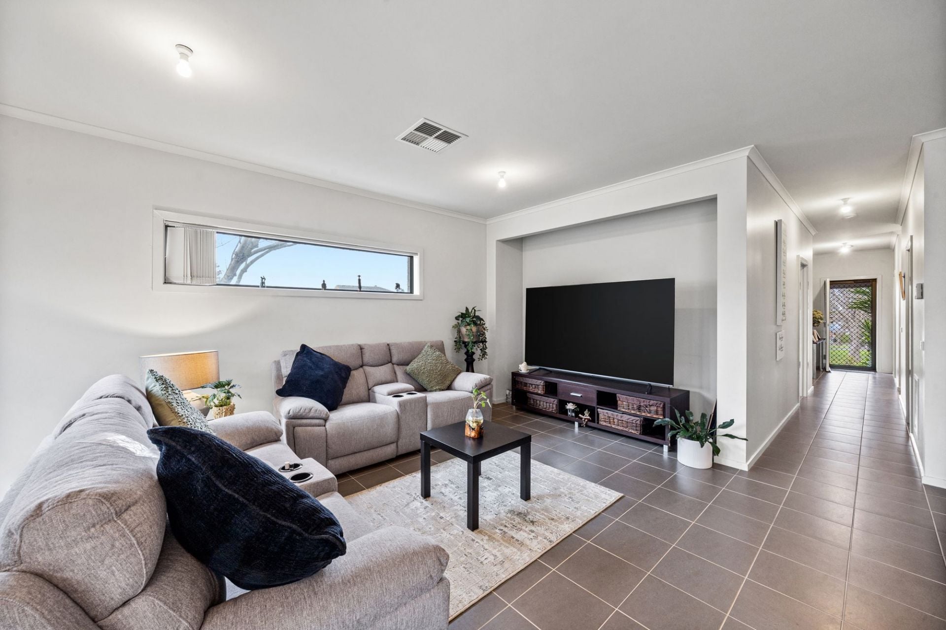 Cosy, Light-Filled Living in an Elevated Corner Position – Perfect First Home, Downsizer or Investment